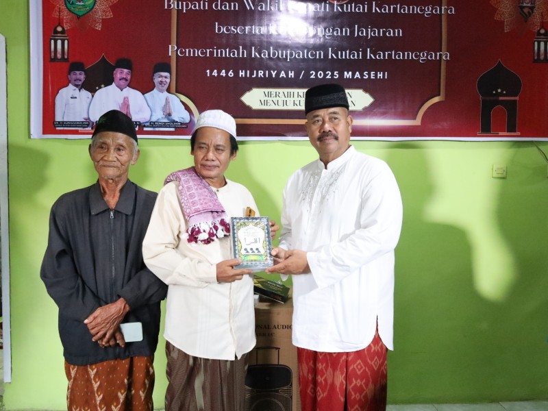 Bupati Kukar Datangi Langgar Al-Madinah, Safari Subuh Jadi Ajang Pengabdian dan Bantuan