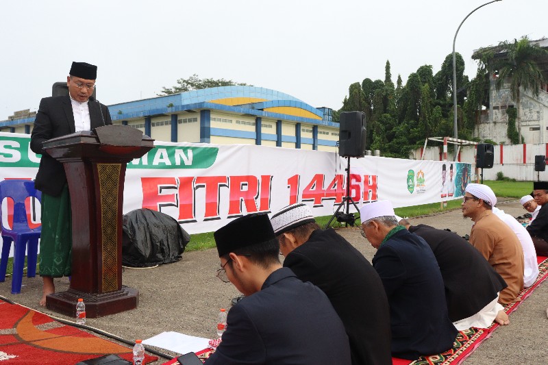 Dafip Haryanto Bersama Keluarga Laksanakan Shalat Ied di Stadion Rondong Demang, Tenggarong