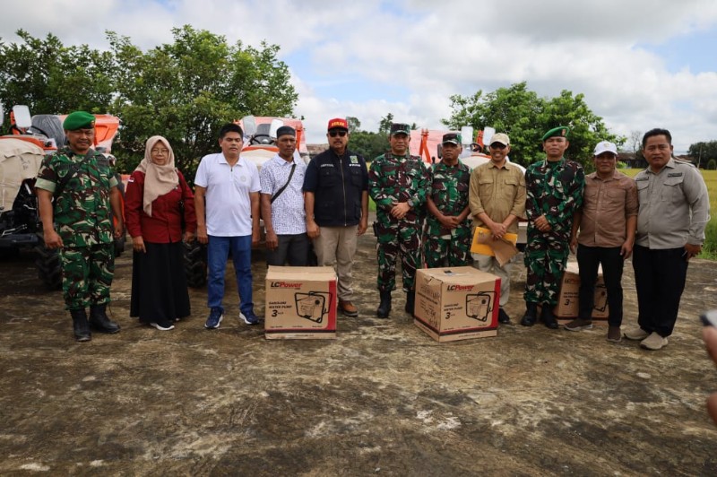 Petani Loa Kulu Berseri dengan Bantuan 12 Unit Traktor dari Kementan