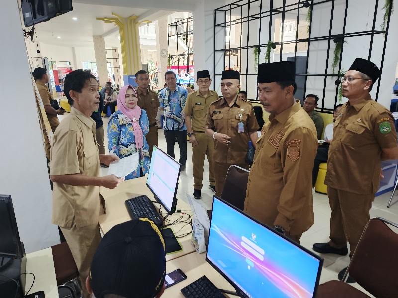 Sekda Kukar Tinjau Langsung Pelayanan di Tenggarong pada Hari Pertama Kerja