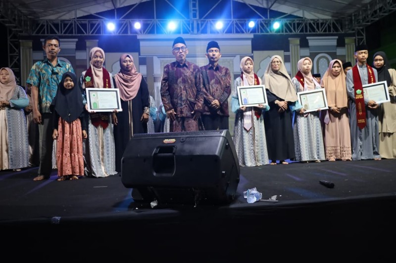 Bupati Kukar Rayakan Haflah Takhtim dan Wisuda Santri Ponpes Nurul Islam di Kelurahan Mamunggal Jaya
