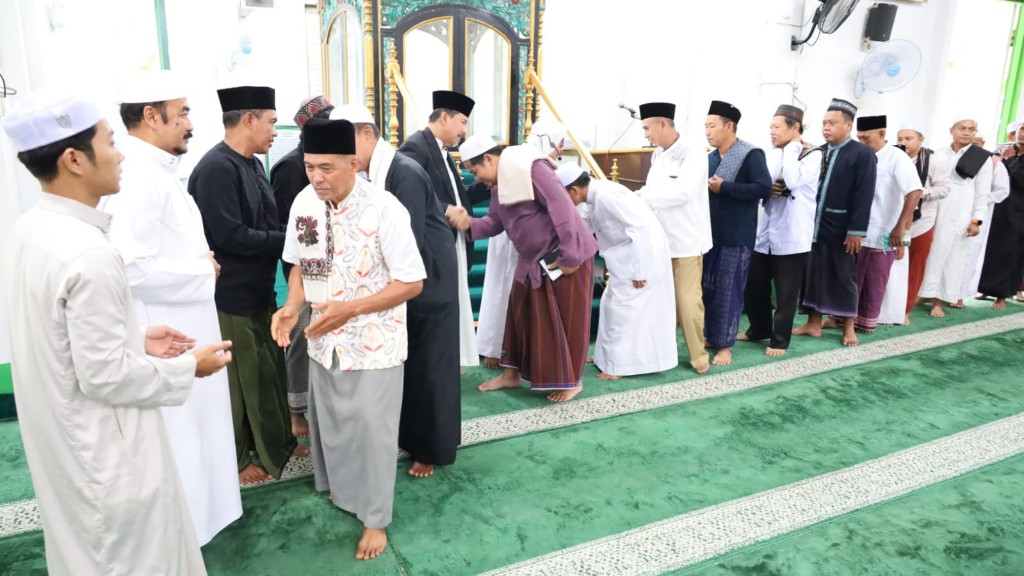 Sholat Ied di Masjid Jami’ Tenggarong, Sekda Kukar Ajak Warga Perkuat Persaudaraan