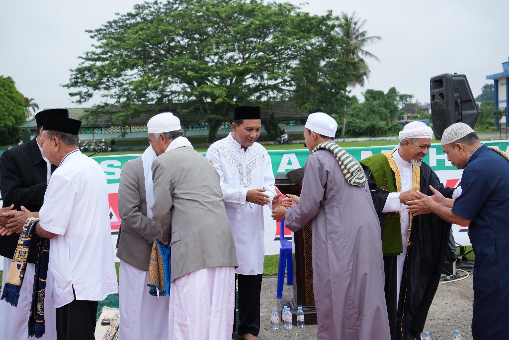 Ahyani Fadianur Diani Pimpin Asisten II Salat Ied di Rondong Demang Perkuat Persatuan Idul Adha 1446 H