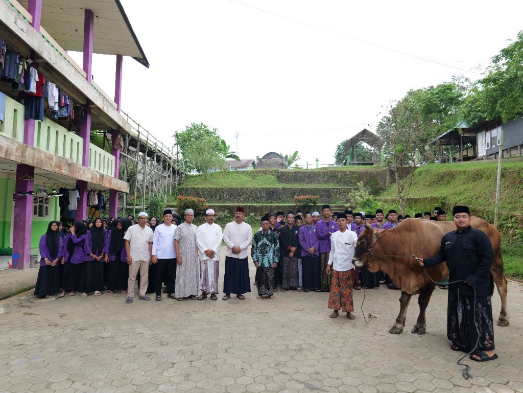 Bupati Kukar Serahkan Sapi Kurban untuk Ponpes Darus Salamah dan Ponpes Nurul Islam Tenggarong Seberang